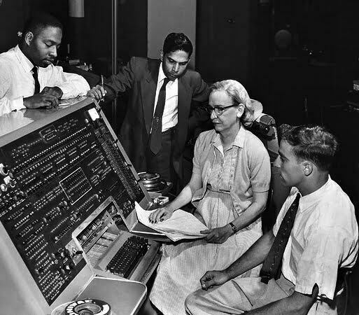Grace Murray Hopper (nữ tác giả của COBOL) bên UNIVAC keyboard, năm 1960.